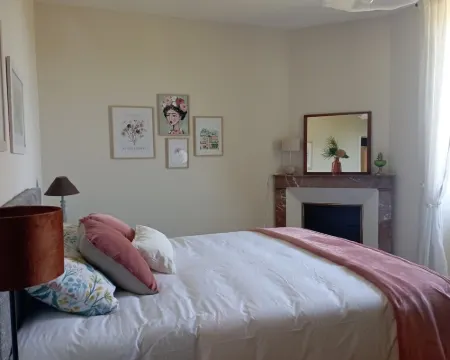 Renovated 1920s house, 15 minutes' walk from town center, quiet location. Aurillac otelleri