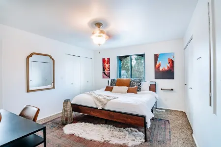 Quiet two story unit with mountain views. 5 min to Sugarhouse