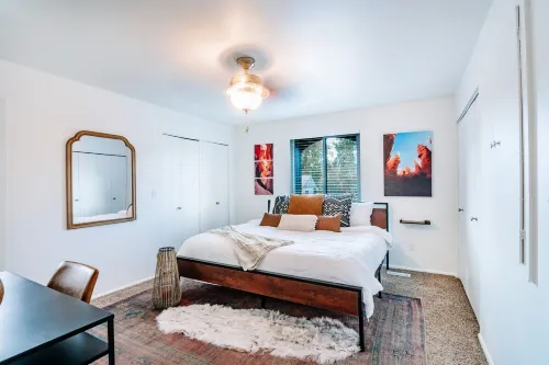 Quiet two story unit with mountain views. 5 min to Sugarhouse