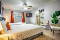 Minutes to Convention center,  family retreat, Pet-Friendly! King bed