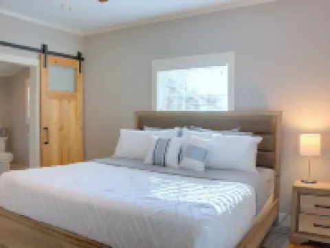 Charming 1-BR pet friendly house in Lockhart. Short stroll to the best BBQ spots Hotels in Lockhart