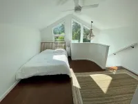 3 Bedroom Chalet with Hot tub on 3 private acre in the foothills of White Mnts Hotel a Alexandria