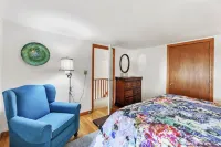 Sun Filled Lenox Retreat - Minutes to Tanglewood!