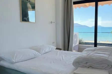 The Whale - Family friendly spacious apartment right on the beach Отели рядом с достопримечательностью «Qeparo Beach»