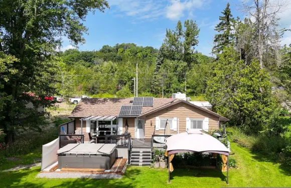 靠近滑雪場的湖濱小屋帶游泳水療和燒烤設施