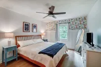 5 Bedroom + 2 Barns + Basketball + Pickle ball + Fire pit + Hot Tub!