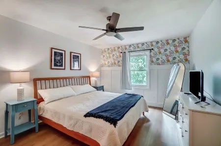 5 Bedroom + 2 Barns + Basketball + Pickle ball + Fire pit + Hot Tub!