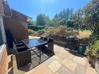 Large Family Home With Heated Pool, Private Garden & Yoga Studio / gym