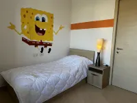 Entire apartment near lake and castle - couple/family friendly فنادق في 