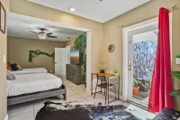 Lantana Beach House-5 mins to Beach-KING BD/Hot Tub/Pool/Fire Pit/Gym/Mini Putt - Wifi