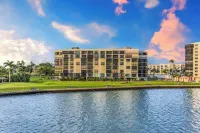 Modern and updated 2-bedroom waterfront condo in Fort Myers Beach with pool