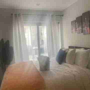 Cozy 3 bedroom apartment w balcony Rooms