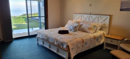 Peaceful 5 star Wallaroo getaway. Magnificent uninterrupted beach views. Sleep 8