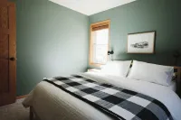 Serene Lakefront Retreat: A/C, dock, canoe, kayaks