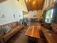 Chalet Squatch - Cozy-Luxe Cabin Near Village & SHARC!
