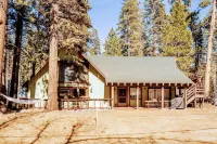 Many Beds! EV Charger! Pets OK! Minutes to Trail of 100 Giants, Sequoias, Rivers