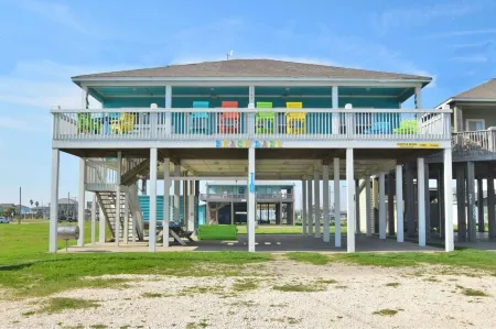 Just steps to the Sand & Surf!  Sleeps 12, with 2 Master Suites! Perfect Rental! Отели рядом с достопримечательностью «Port Bolivar»