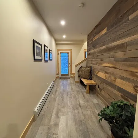 Spacious 4-bedroom Ski- in/ Ski-out condo in enchanting Sunday River w/ Hot Tub