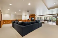 Relaxing 9,900 sqft 8B Rustic Estate on 40 acre Private Ranch with 2 Hot Tubs 대니얼 호텔