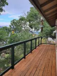 Cozy Cottage: Panoramic Lake Views, WiFi, Deck