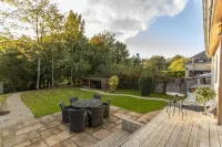 Lambrook Barn - private parking, hot tub & gym