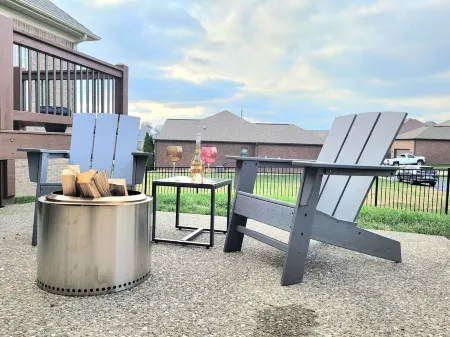 Perfect ranch style home for the Bourbon Trail w/ screened-in porch