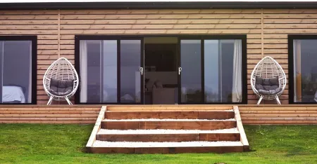 Phoenix Lodge - 2 ensuite bedrooms, lakeside view