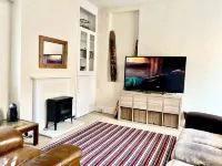 Country cottage in the heart of the city