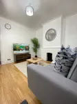 Cosy 3 Bedroom House With Free Parking, garden and close to the High Street