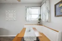 Cheerful residential home with boat launch access Hotels in Ellenton