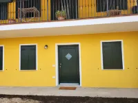 Newly renovated 2-bedroom, 2-bathroom apartment. Close to Jesolo and Venice. Các khách sạn ở San Donà di Piave