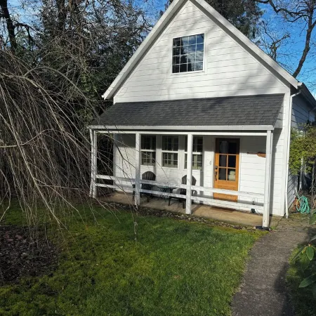 Cottage next to historical home in Lake Oswego