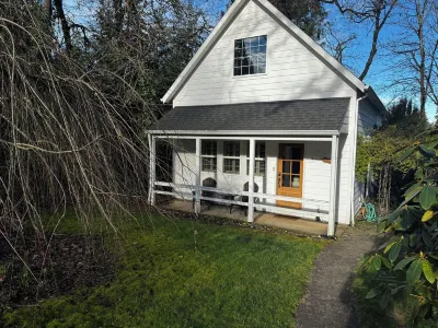 Cottage next to historical home in Lake Oswego Hotels near Millennium Plaza Park