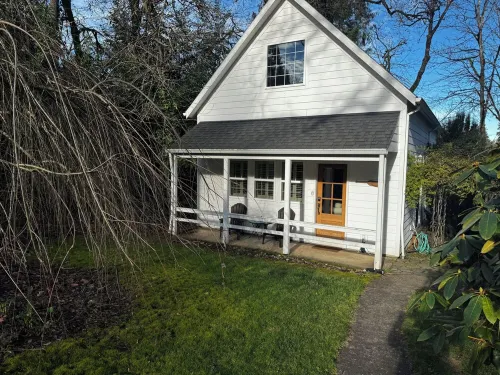 Cottage next to historical home in Lake Oswego