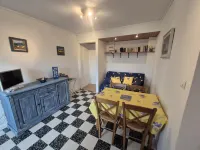 Appart. in village bordering Argeles s/ mer and its beaches near Collioure. Các khách sạn ở Saint-André