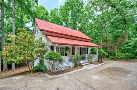 Red Roof Cottage on Lake Lanier