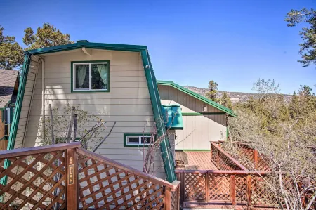 5 Mi to Snow Summit: Cabin w/ Deck & Fireplace