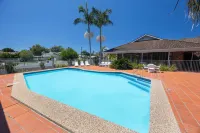 Island Palms Motor Inn - Beach