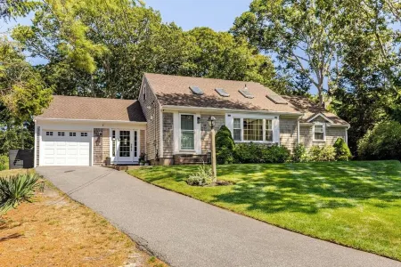 Beautiful Cottage, Fireplace, Cozy Beach 1. 4 Mile . Family Relaxation Fire Pit!