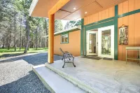 Peaceful Eureka Getaway - 1 Mi to Glen Lake! - Parkering