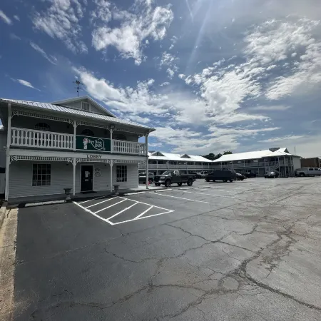 Key West Inn - Clanton Отели в г. Клантон