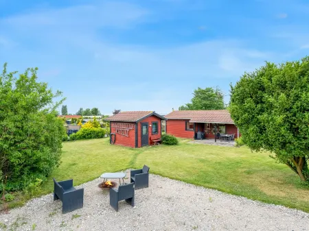 "Fulk" - 150m from the sea Отели в г. Стевнс