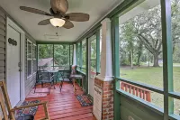 Renovated Home w/ Screened-in Patio on Hwy 90! - Wifi