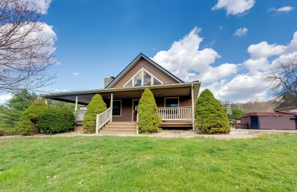 遊戲室和現場池塘：勞雷爾維爾度假屋！