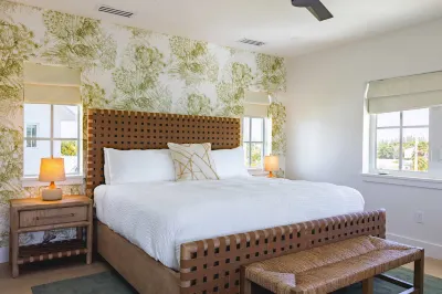 Brand New The Greenmoor House with Pool 日落島附近的飯店