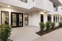 Downtown Condo! Pool is Open! Walk to the Gulch! Free Parking! Free Hbo!
