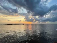 ISLAND VIBE ~ Close to Beach, Downtown, Egan’s Creek with Fire Pit! Super CLEAN! Hotels in Fernandina Beach