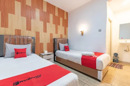 RedDoorz Syariah Near Kbc Batam Centre Отели рядом с достопримечательностью «Batam Pos»