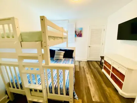 Hip Nautic (B) - All Around Fun Отели рядом с достопримечательностью «Frankie's Fancy's»