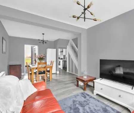 3BR, 2 bath, driveway, garden